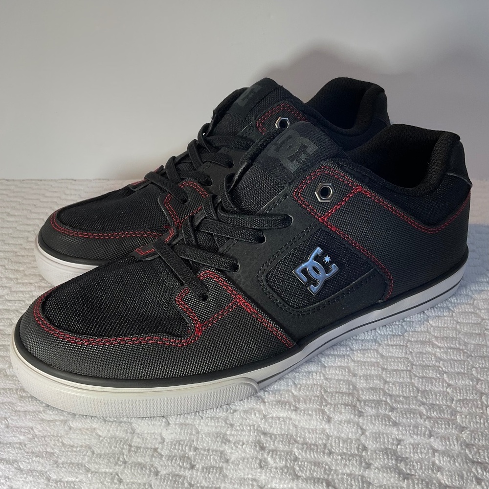 DC Leather Skateboard Shoe Black and Red Youth Size 5